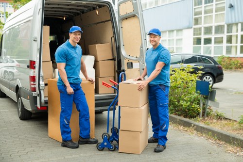 Careful loading service for furniture and boxes in Creekmouth